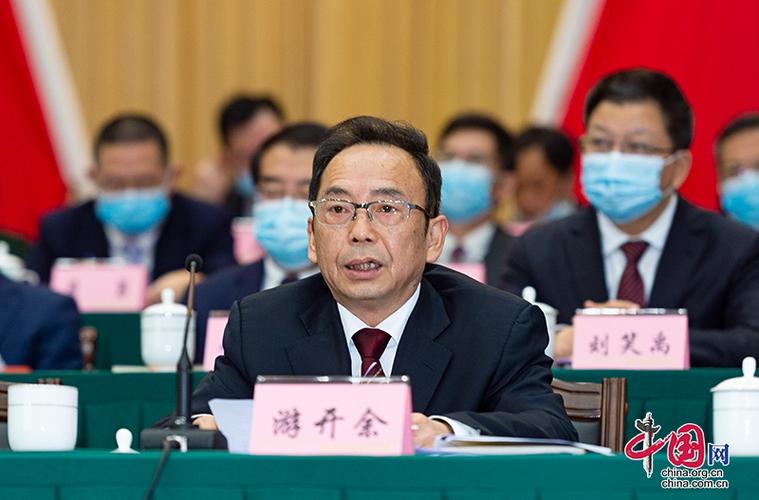 自贡市政协主席游开余主持闭幕大会(摄影 廖志全)