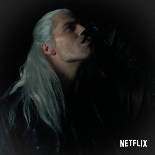 亨利卡维尔主演《巫师》美剧版「利维亚的杰洛特」定装照首度曝光