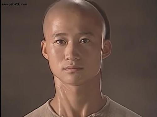 导演:张鑫炎 1981年导演的功夫片《少林寺》,获文化部1982年优秀影片