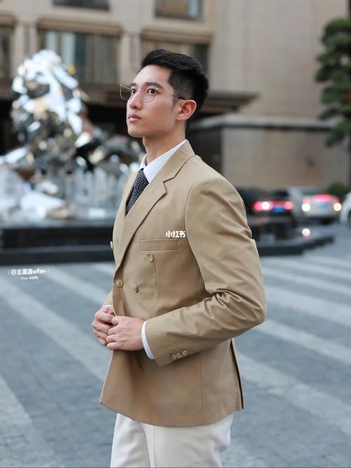 上海西装街拍|行走在街头的绅士品格92_西装_衬衫_街头_穿搭_卡其色
