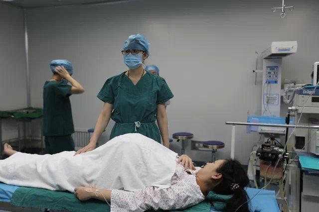 老婆在产房忍受痛苦8小时生孩子,老公却叫等一下,医生破口大骂