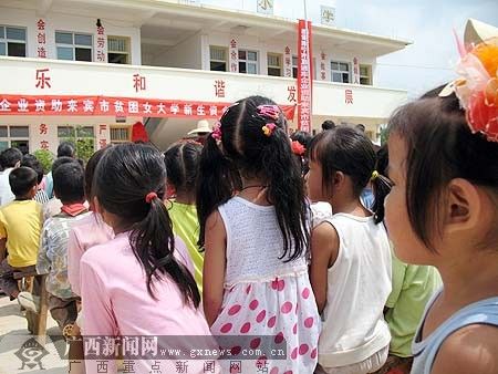 孩子告别危房上课堂 武宣县二塘镇春蕾小学落成