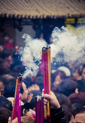 喜欢烧香拜神的人都看看不要再浪费金钱了