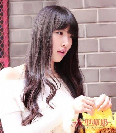 女生齐刘海烫卷发发型