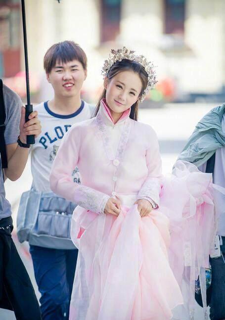 她出道四年多次出演女主,撞脸何泓姗,今搭档邓伦,29岁依旧精致