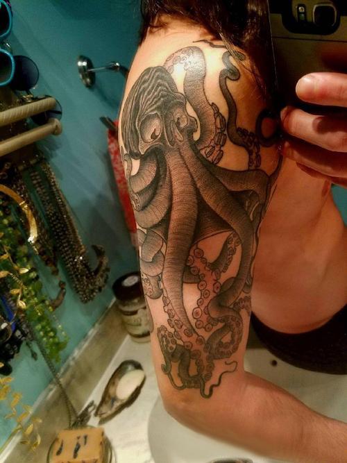 章鱼纹身简单 男生大臂上黑灰的章鱼纹身图案