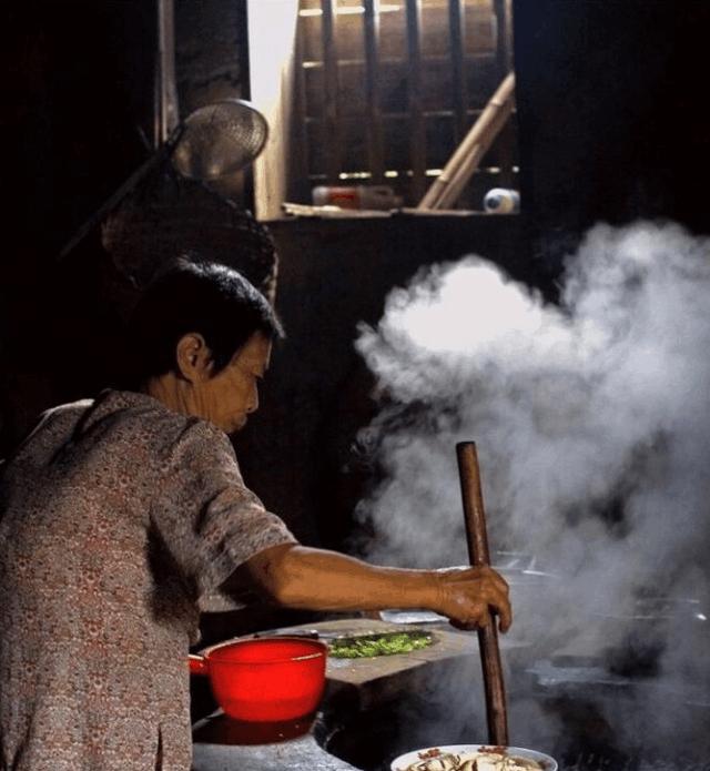 近拍: 农村老母亲做饭, 菜不漂亮, 可都是游子们最想吃的