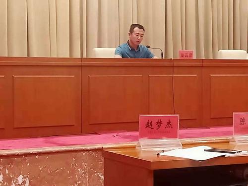 闫各庄镇大家坨村党支部书记兼村委会主任李爱军同志代表乐亭县发言