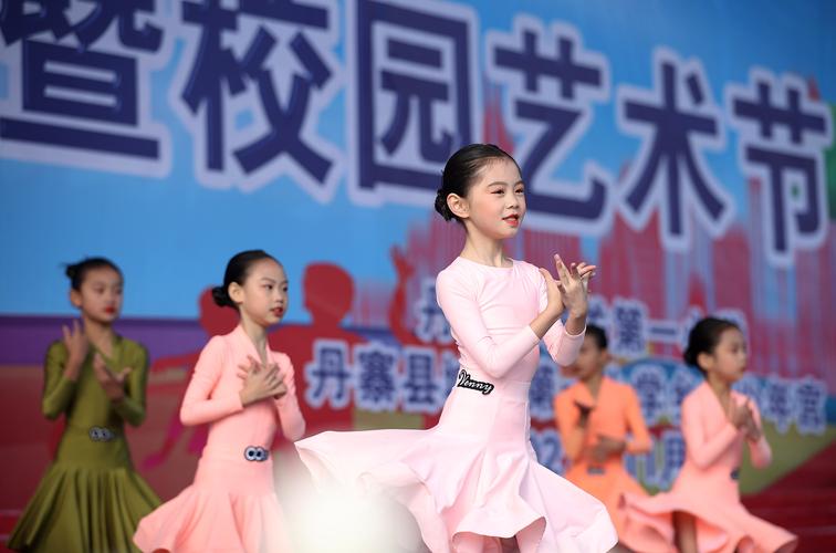 贵州丹寨校园艺术节放飞多彩梦