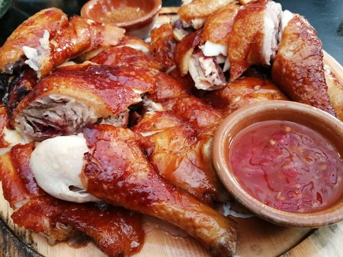 更好吃的是南宁雀喜餐厅的烤鸡,皮脆肉香,摆盘有创意