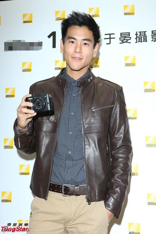 彭于晏帅气现身 笑容优雅魅力十足(10/29)