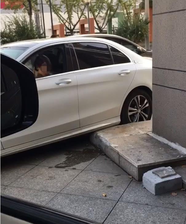 奔驰c200l从小区开出,三秒后剐蹭底盘,车主是一位女司机!