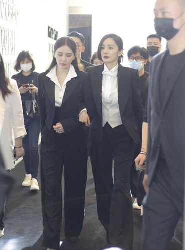 "诗幂"cp再发糖!杨幂刘诗诗参加晚会坐一起,挽手下班太好嗑?