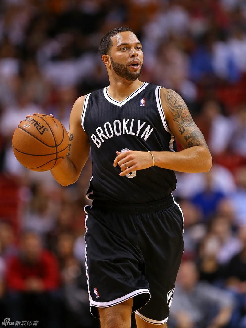 12篮板8助攻的准三双,韦德22分5次助攻,德隆-威廉姆斯得了14分3次助攻