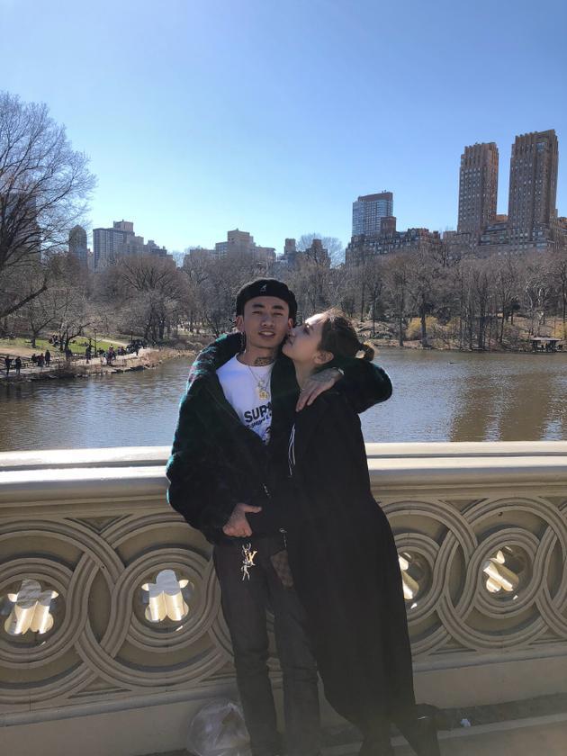 照片中马思唯和女朋友站在桥边亲密依偎,马思唯手搭女友肩将他搂在