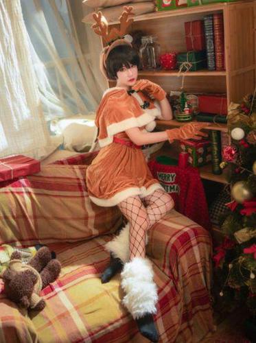 圣诞美少女火影cos,白袜雏田对上腿精黑土,都敌不过裸足天天?