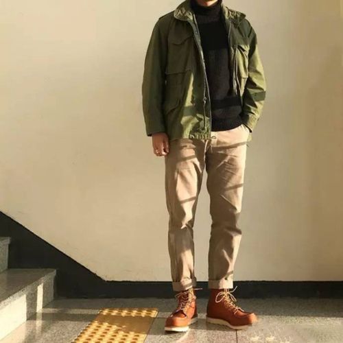 工装靴 同色系卡其裤 工装靴搭配同色系卡其裤,不仅拉长腿型,也潮男味