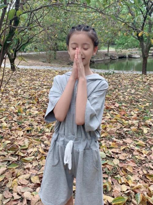 她被称为"最美童模",才10岁就学会穿老爹鞋配"橙汁袜"