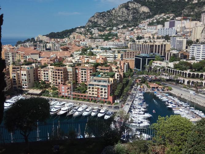 摩纳哥面积约1.98平方公里.人口不到4万.是世界上第二小的微型国家.