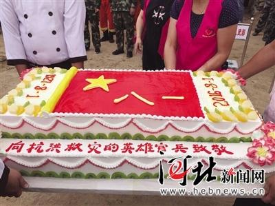 印有军旗的节日慰问蛋糕.