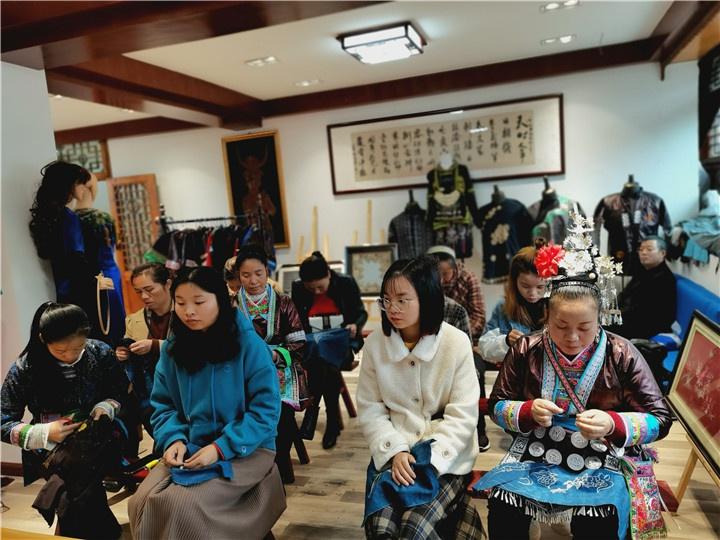 侗族姑娘陆永江:刺绣工坊带侗乡群众实现就地就业
