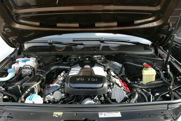 大众途锐发动机舱