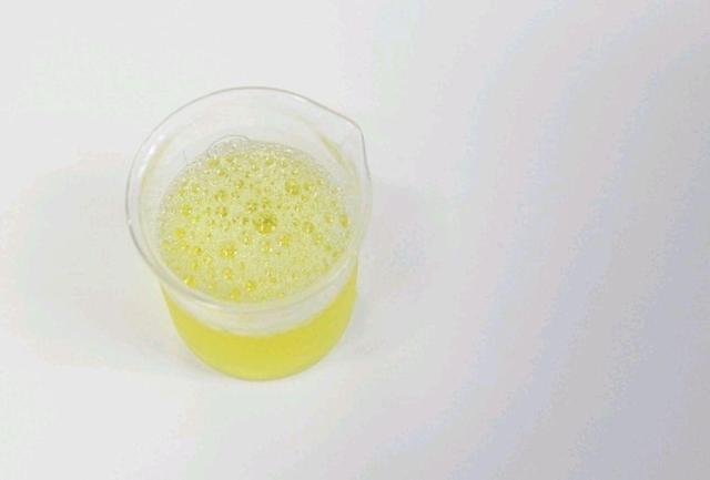 淡黄色清澈透明的,就像这样 我们知道,早晨起来的第一次尿液颜色最深