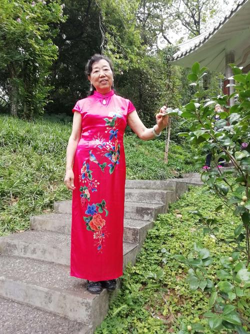 218年11月25日,东山美女旗袍秀相聚在越秀区雕塑公园