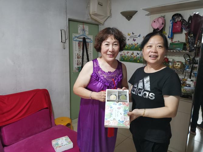 六里屯街道十北社区开展巧手做月饼共话姐妹情活动