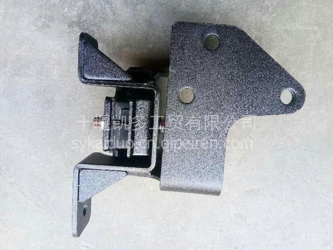 1001111-e25501东风多利卡凯普特发动机后悬支架/变速箱吊架 1001111