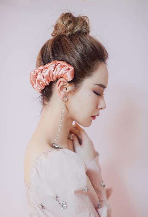 简介:戚薇粉色甜美浪漫写真图片,分享一组戚薇图片给大家,图中的明星