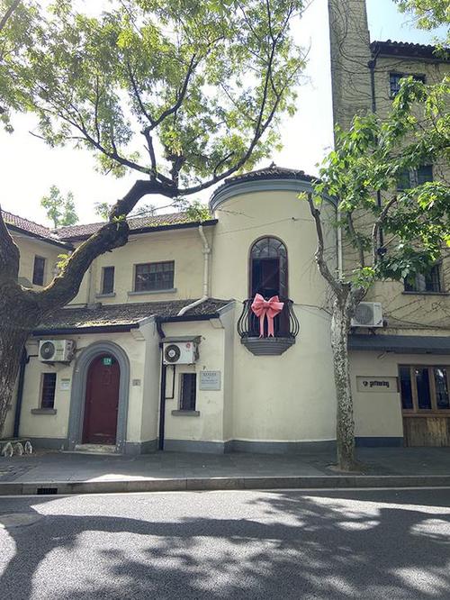 上海武康路蝴蝶结奶奶已被接走居民蝴蝶结暂时不会拆