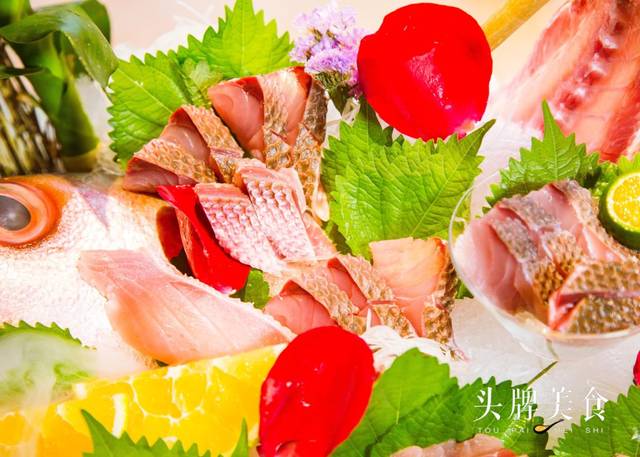这满满一大盘紫鲷刺身足够让3—4人吃到爽! 霸气的一鱼三吃!