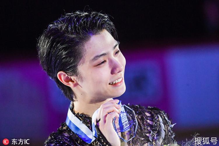 羽生结弦花滑芬兰站夺冠俊朗背头微笑展示奖牌