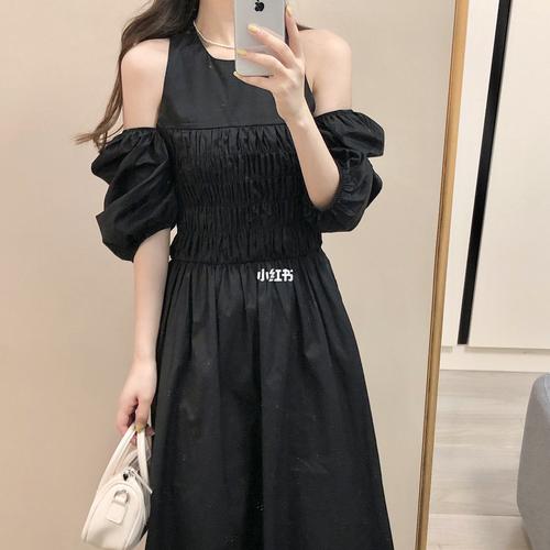 挂脖式黑色连衣裙_连衣裙_挂脖_ootd_露肩_奥地利_每日穿搭_时尚_穿搭