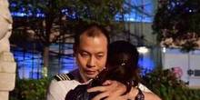 备降38小时后 川航机长刘传健与妻子见面