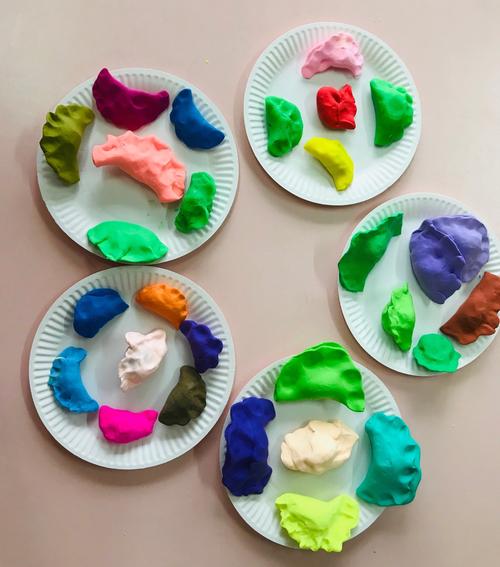 都江堰市滨江幼儿园中三班 冬至活动彩泥《包饺子》