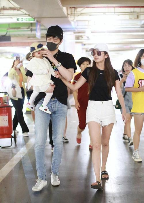 付辛博,颖儿和小月亮一家三口.