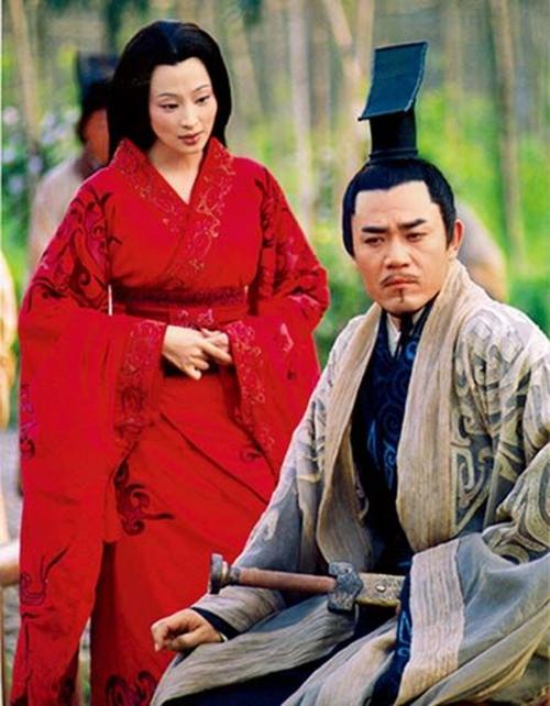 电视剧《汉武大帝》剧照,图右是陈宝国扮演的汉武帝