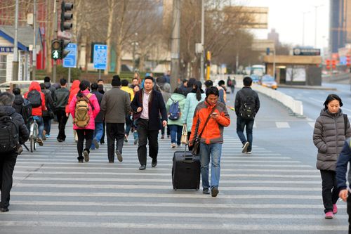 2月25日早晨,大望路路口来往行人,与往日相比同时段人流少了很多.