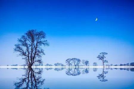 凡尔纳是(法)国的科幻小说家,他是现代科幻小说的重要奠基人.