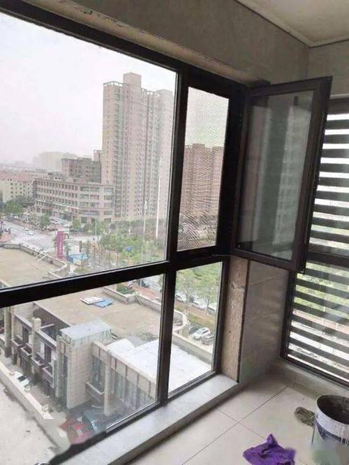 泥工师傅死活不给阳台窗户上沿贴瓷砖,听完解释,才知差点装错