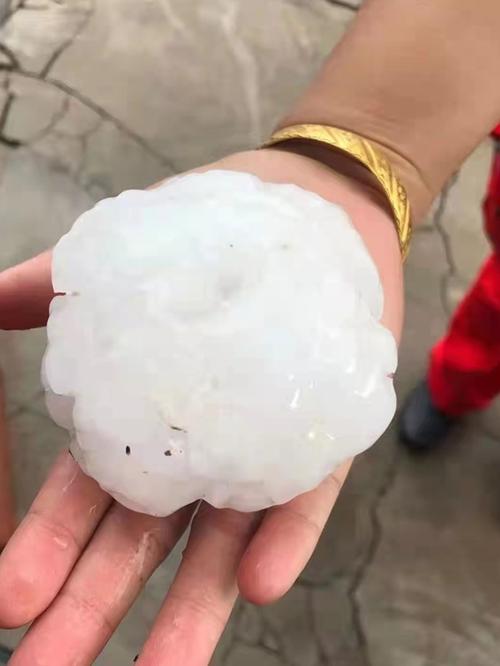 暴雨冰雹突袭大庆 冰雹大小超过鹅蛋 多辆汽车受损