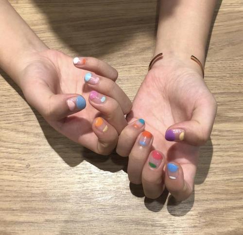 泫雅小姐姐种草的彩色美甲合集,你喜欢的泫雅风美甲都