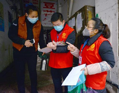 社区工作人员每天深入辖区入户宣传疫情防范知识,并进行人员摸排