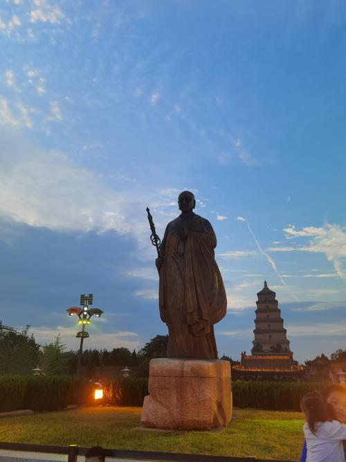 玄奘的雕塑在夕阳的照射下熠熠生辉