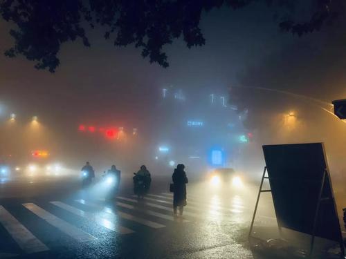 夜里南京起大雾,世界末日既视感.