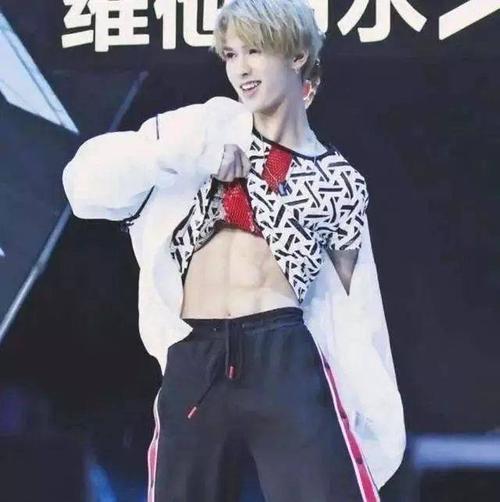 这年头的男明星,没有8块腹肌是不是不好意思出道了?