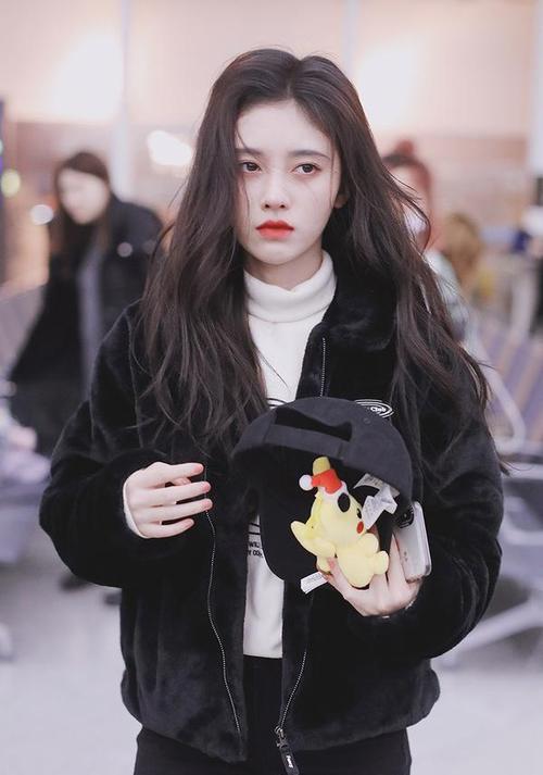 鞠婧祎身穿黑色丝绒的长裙,妆容精致气质冷艳,女人味