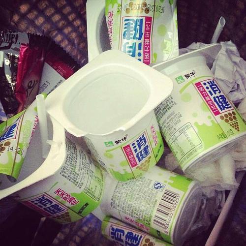 为什么牛奶盒子是长方体而有的酸奶盒子上面是正方形地下是圆柱的